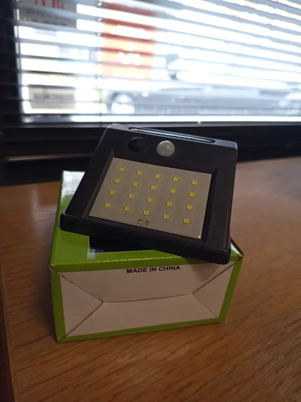 SOLAR POWERED LED WALL LIGHT